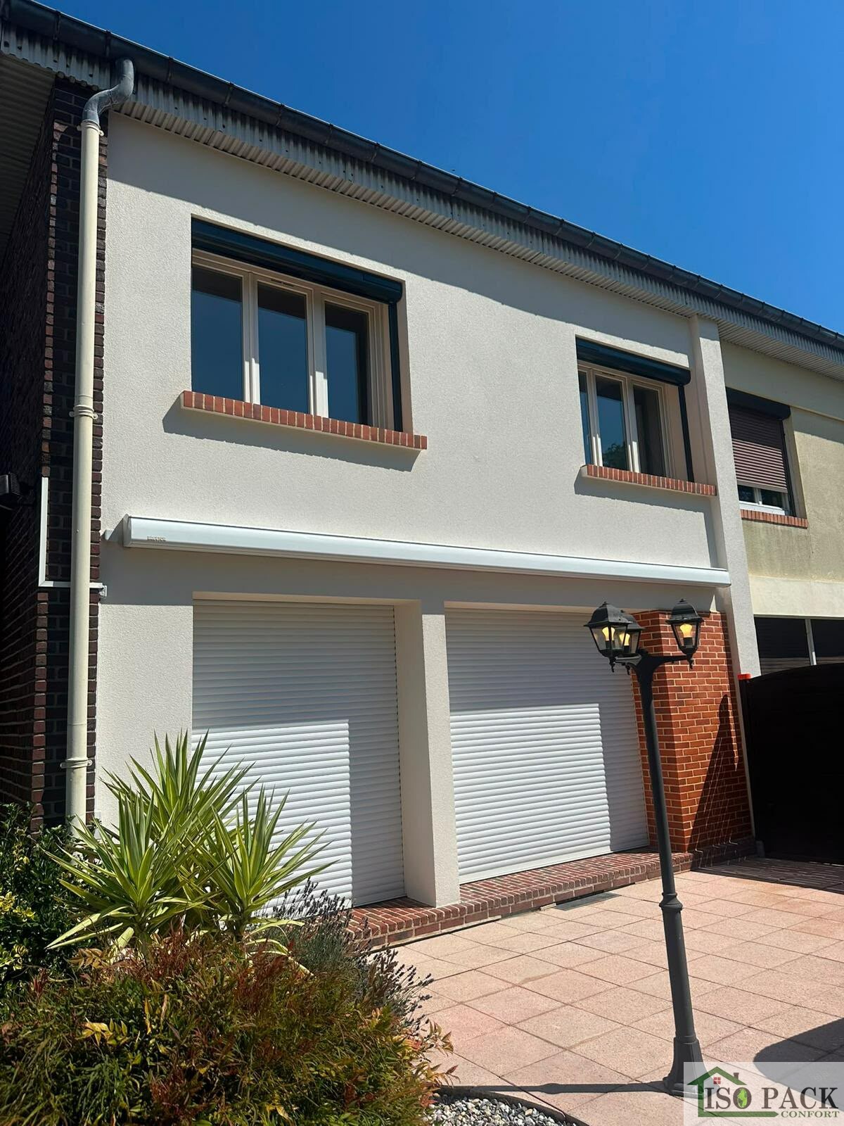 Façade rénovée avec enduit clair et finitions briques après ITE à Sotteville-lès-Rouen par Isopack Confort