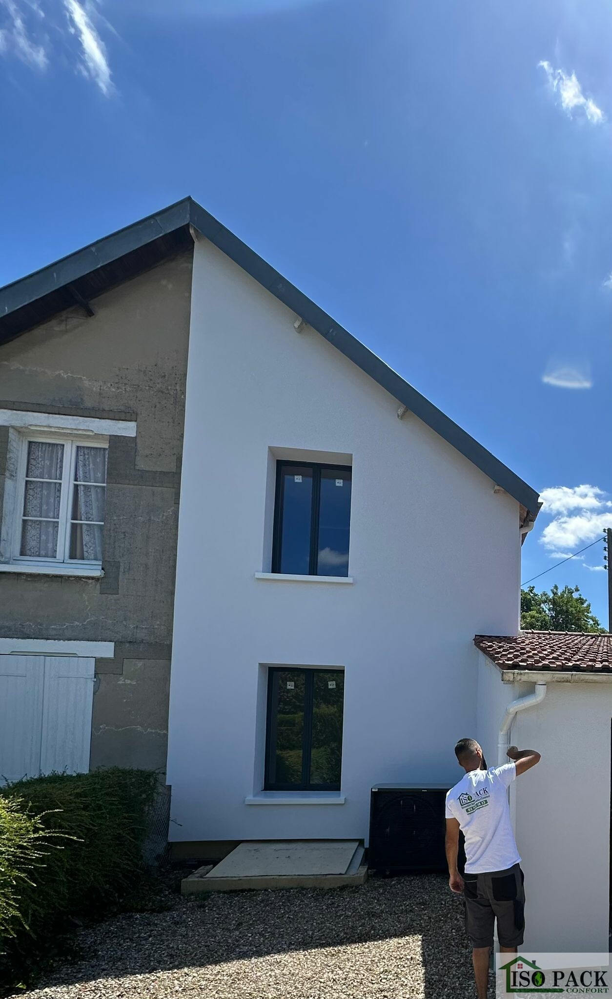 Façade rénovée avec ITE en fibre de bois et crépi clair à Oissel par Isopack Confort