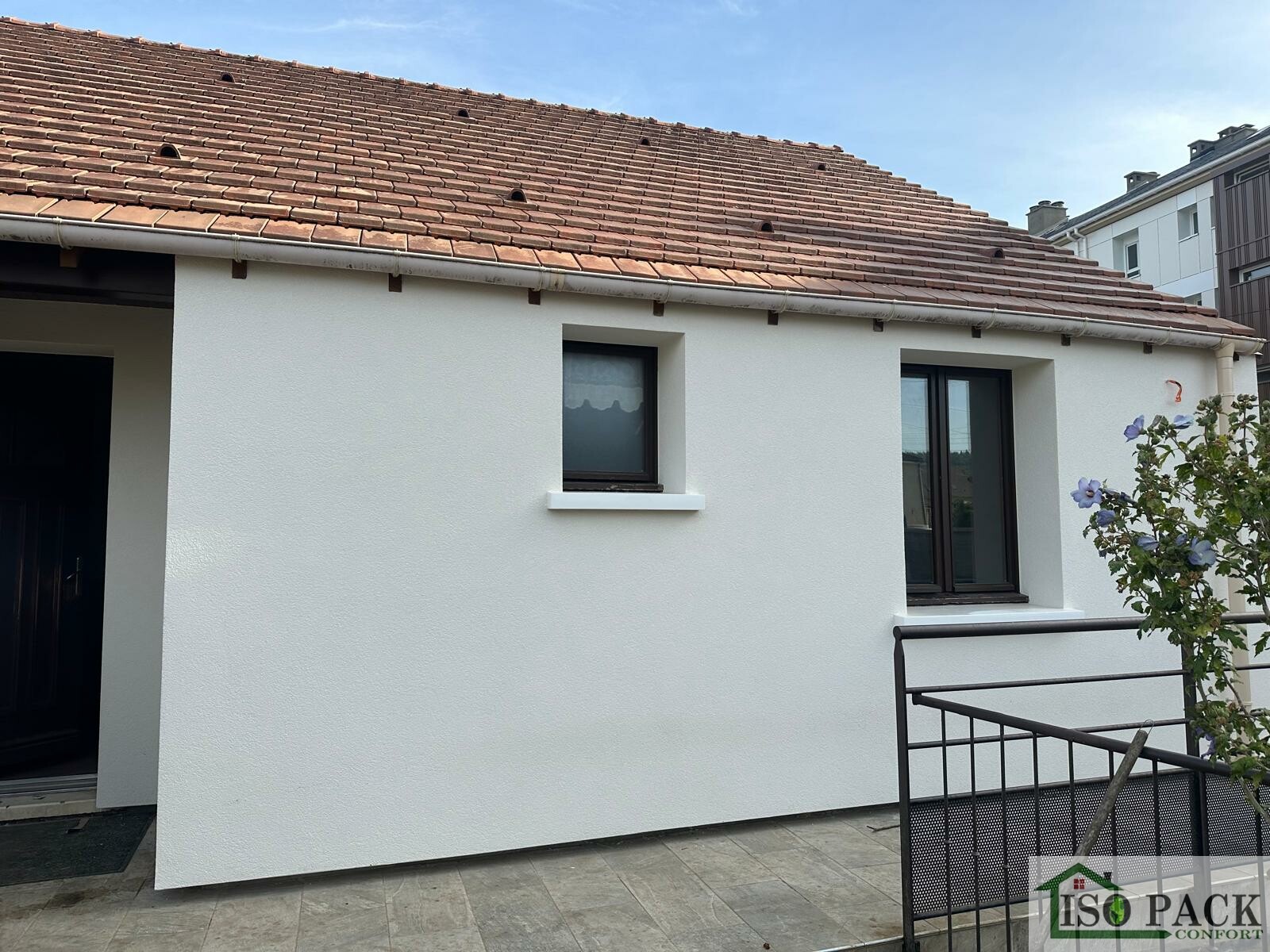 Façade rénovée avec ITE en fibre de bois et crépi clair à Oissel par Isopack Confort