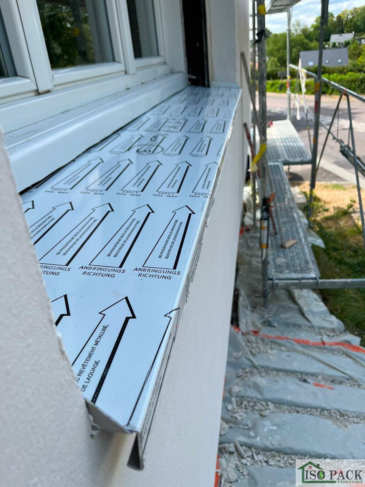 Détail d'un profilé d'angle lors d'une isolation par l'extérieur à Offranville