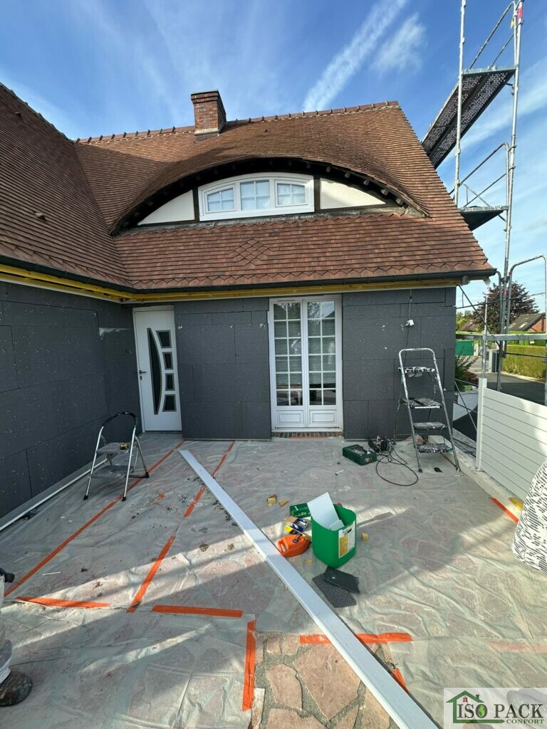 Chantier d'isolation thermique par l'extérieur en cours à Duclair