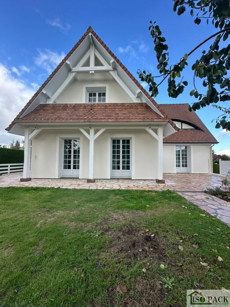 Maison de Duclair après isolation par l'extérieur : façade terminée avec enduit clair et encadrements blancs